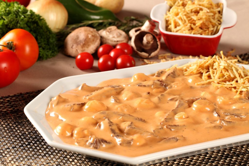 Strogonoff de carne e frango: Duas receitas cremosas e deliciosas para experimentar