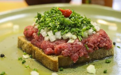 Carne de onça: ame ou odeie o petisco cru mais famoso de Curitiba (receita tradicional!)