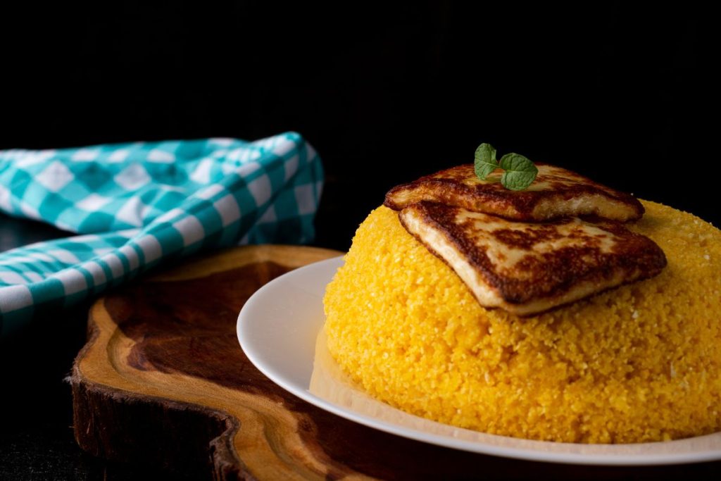 Cuscuz nordestino com queijo coalho – Simples, rápido e recheado de Sabor