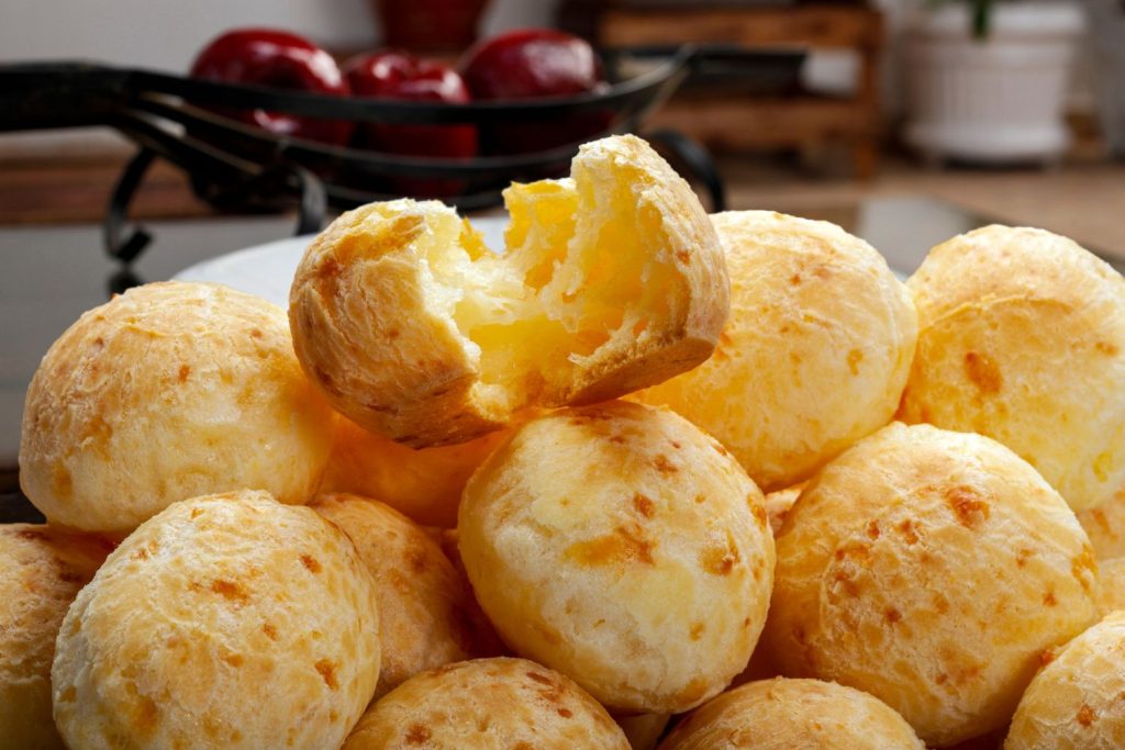 Pão de Queijo Mineiro: A receita caseira mais fácil para um pão de queijo perfeito!