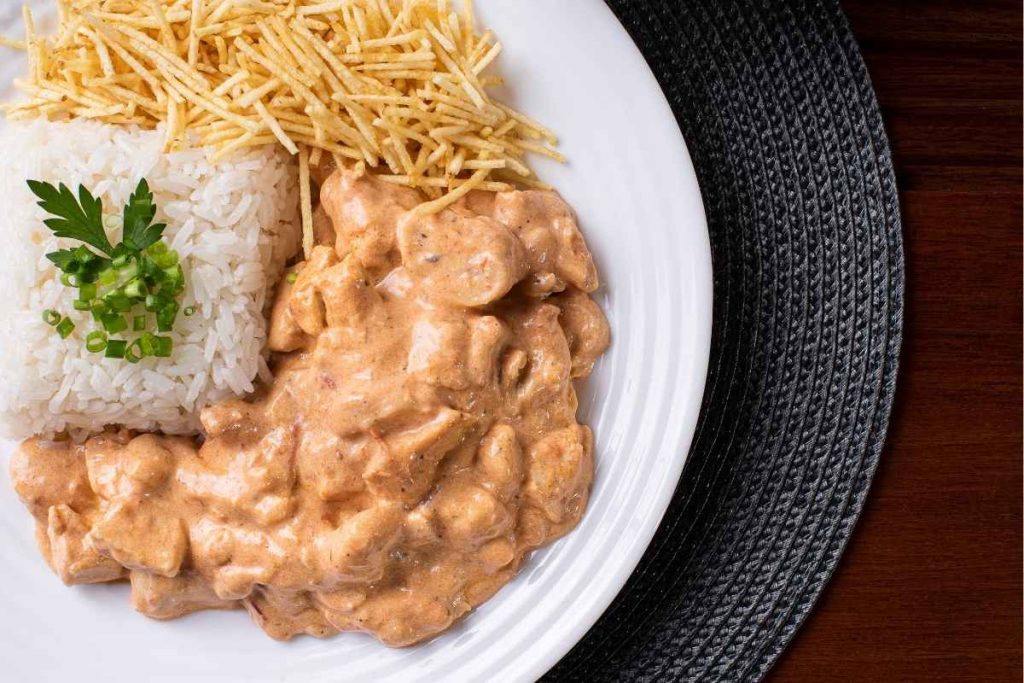 Strogonoff de frango rápido: A receita clássica e fácil