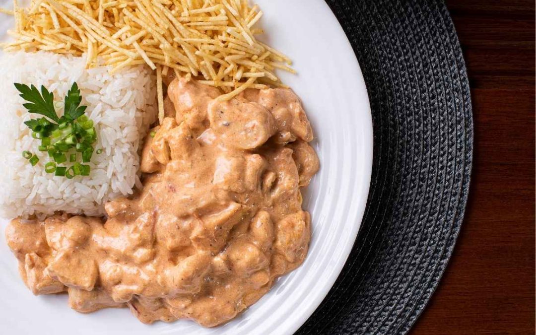 Strogonoff de frango rápido: A receita clássica e fácil